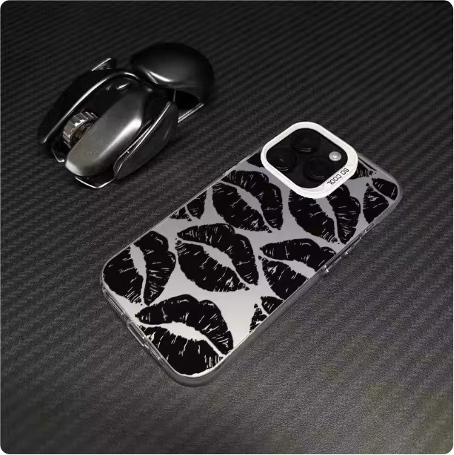 Coque de téléphone avec motif lèvres noires