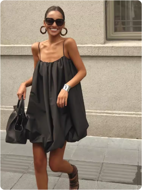 Robe noire à bretelles fines