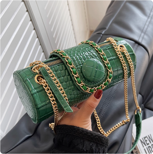 Sac à main cylindrique vert en simili crocodile