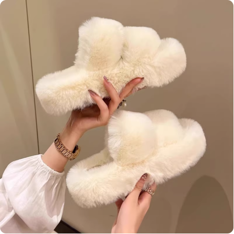 Pantoufles en fourrure blanche