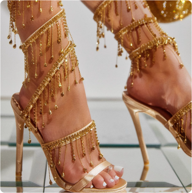 Sandales à talons ornées de chaînes dorées