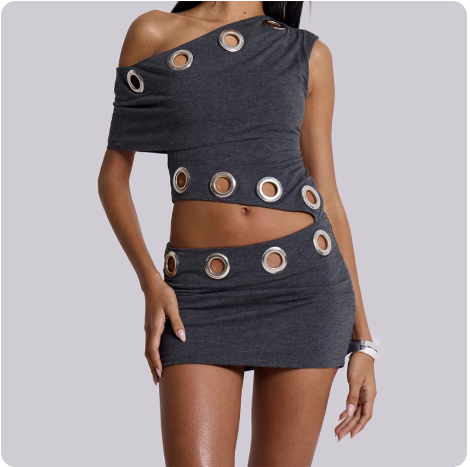 Robe moulante asymétrique avec œillets