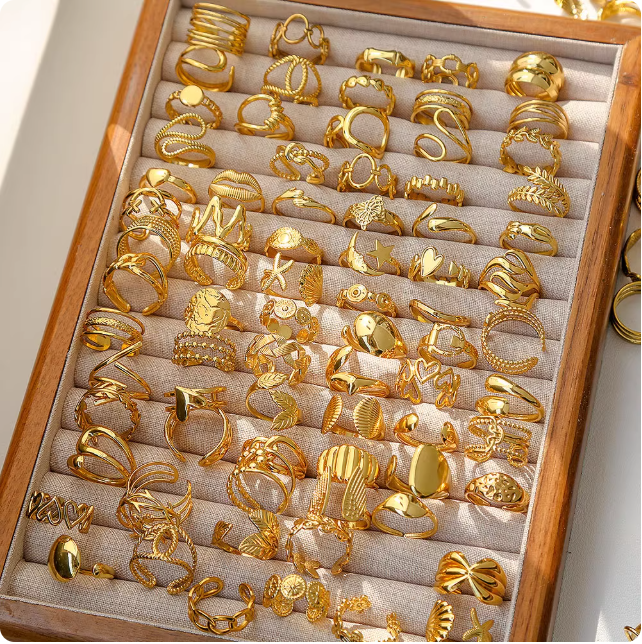 Collection de bagues dorées