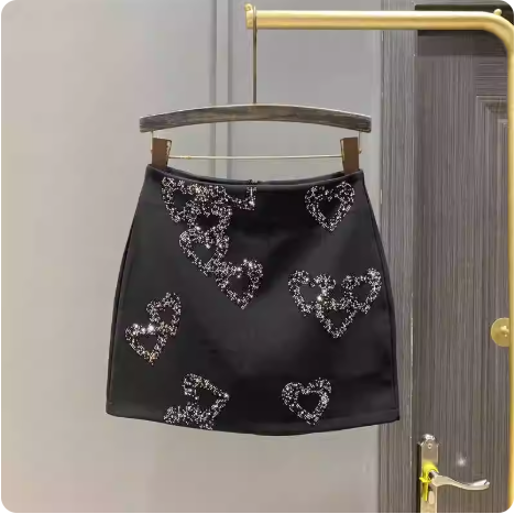 Jupe noire à motifs cœurs