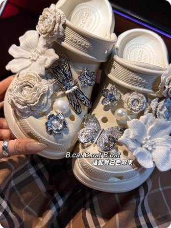 Sabots blancs décorés