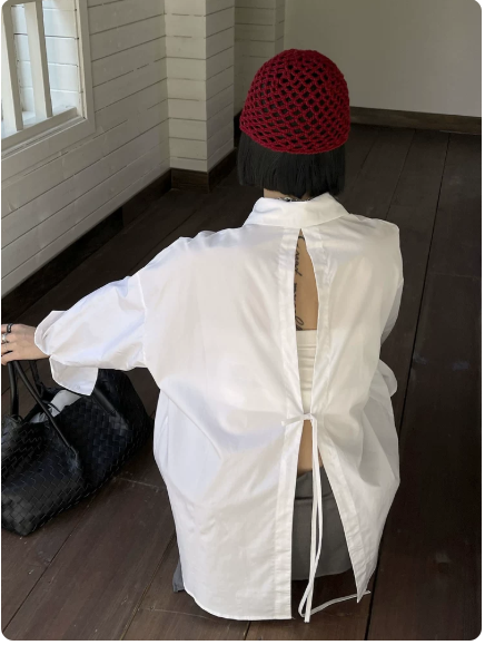 Chemise blanche à dos ouvert