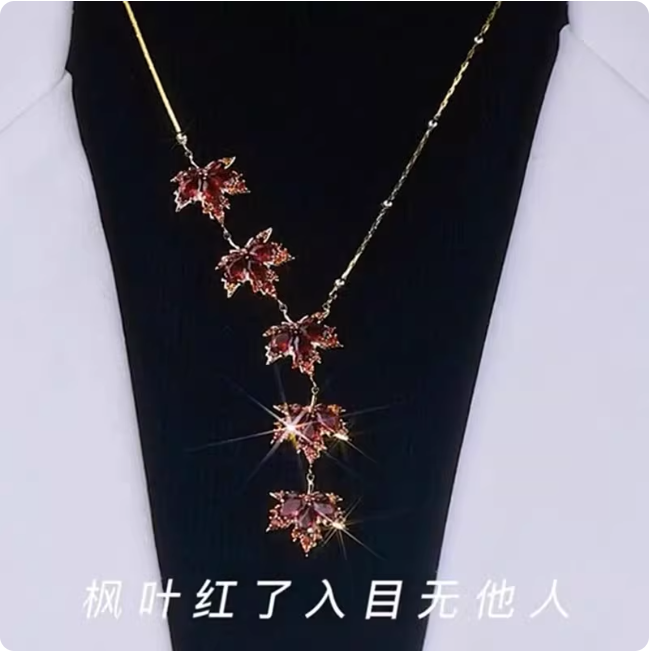 Collier feuille d'érable doré