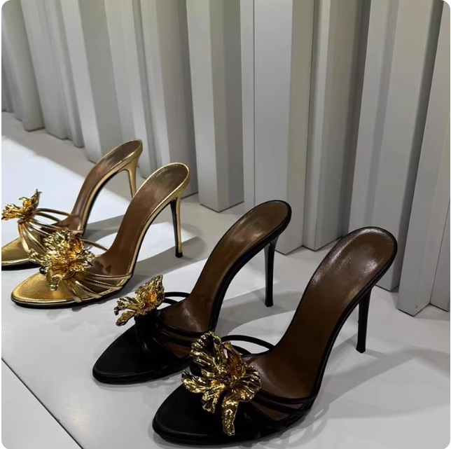 Sandales à talons ornées de fleurs dorées