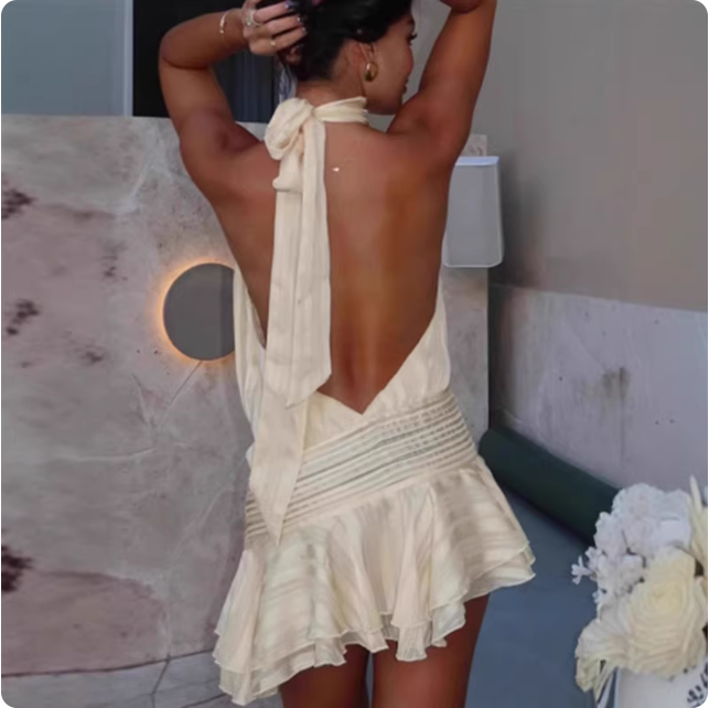 Robe courte plissée à col haut