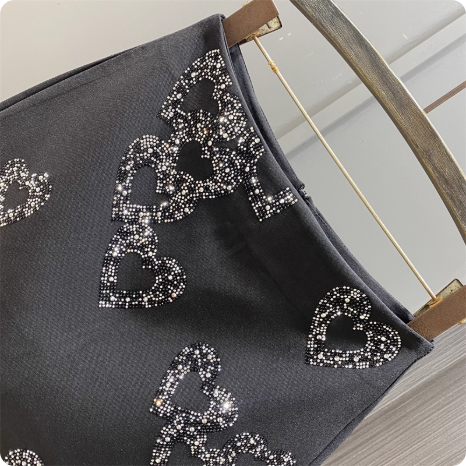 Jupe noire à motifs cœurs