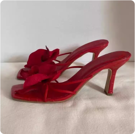 Sandales à talon roses avec orchidée