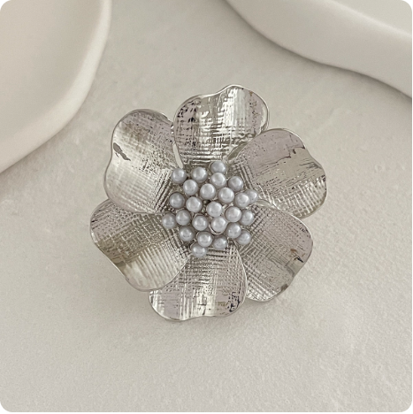 Bague dorée avec perle