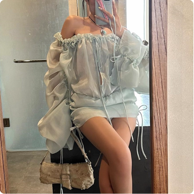 Robe noire à épaules dénudées