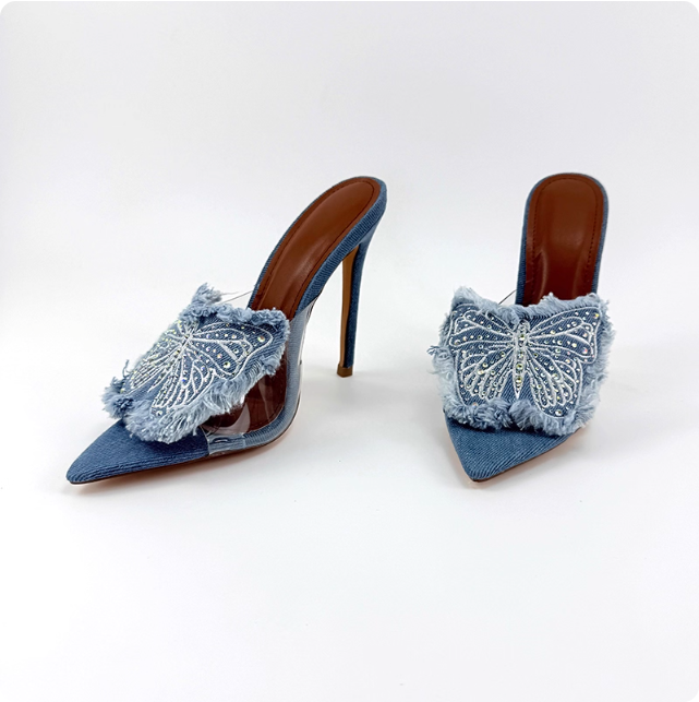 Escarpins en jean avec papillon brodé