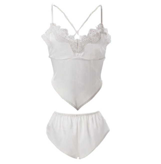 Ensemble de lingerie en satin rouge