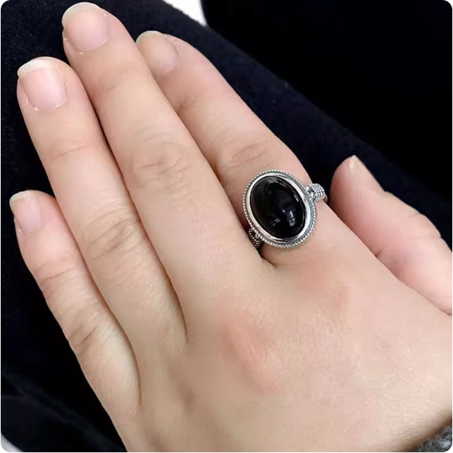 Bague en argent avec pierre d’onyx