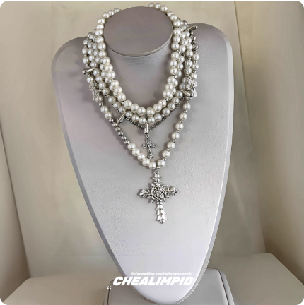 Collier perles et croix