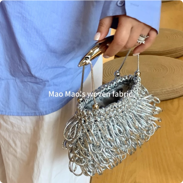 Sac à main argenté en tissu tissé