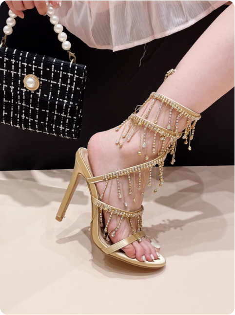 Sandales à talons ornées de chaînes dorées