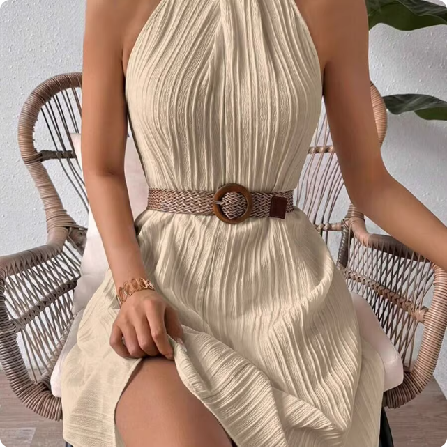 Robe blanche plissée élégante