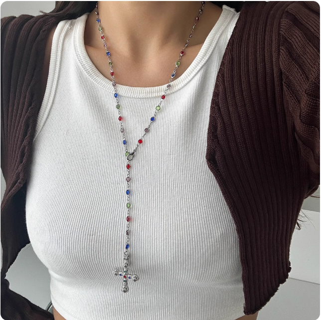 Collier croix doré avec perles colorées