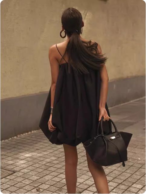 Robe noire à bretelles fines
