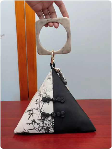 Sac à main pyramidal élégant