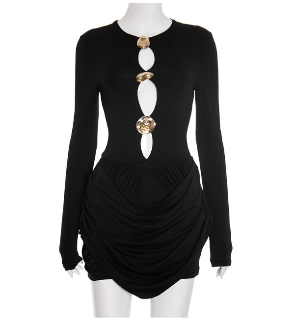 Robe blanche élégante avec détails dorés