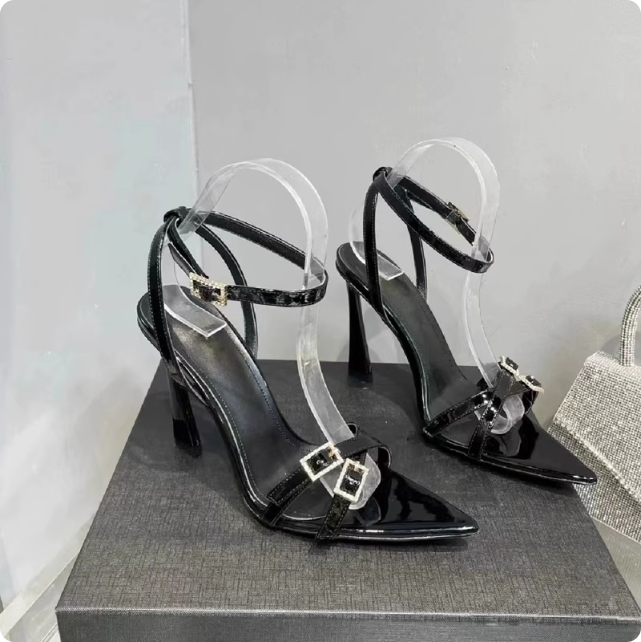 Sandales à talons rouges