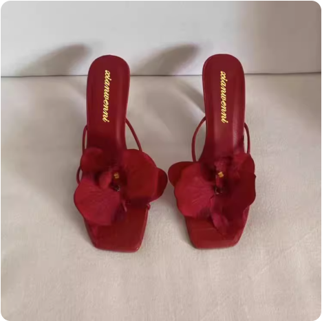 Sandales à talon roses avec orchidée