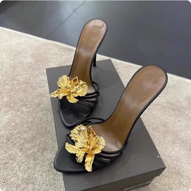 Sandales à talons ornées de fleurs dorées