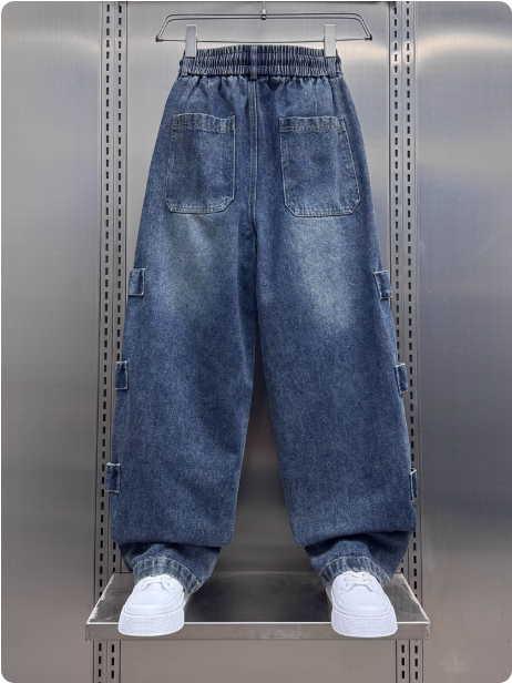 Jean large à sangles