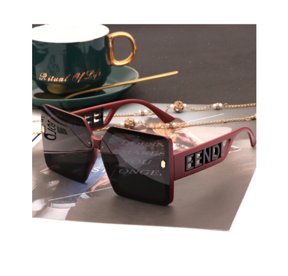 Lunettes de soleil carrées stylées