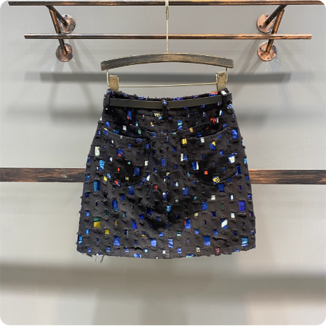 Jupe ornée de pierres multicolores