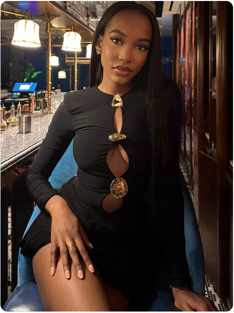 Robe blanche élégante avec détails dorés