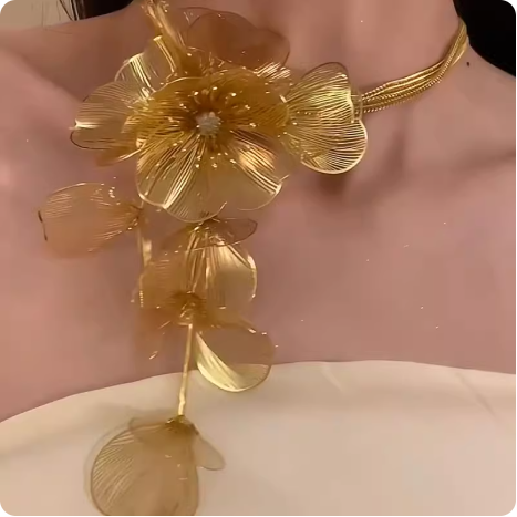 Collier fleur dorée