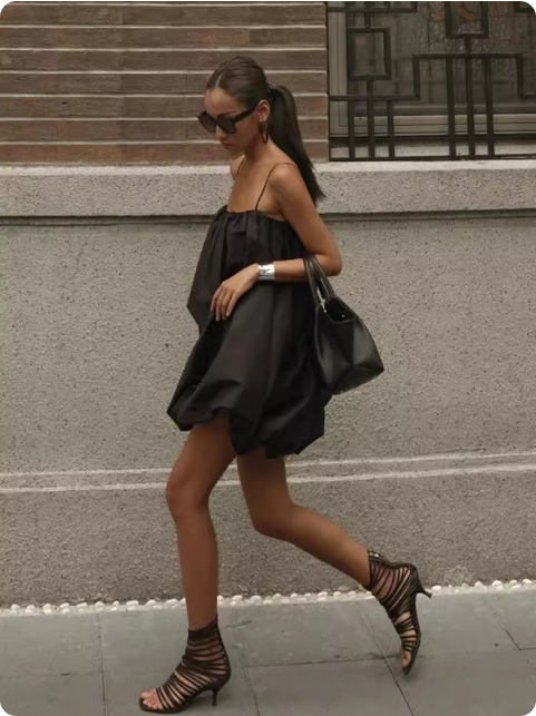 Robe noire à bretelles fines