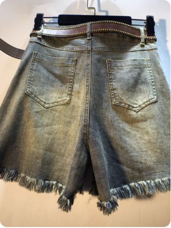 Short en jean avec broderies papillon