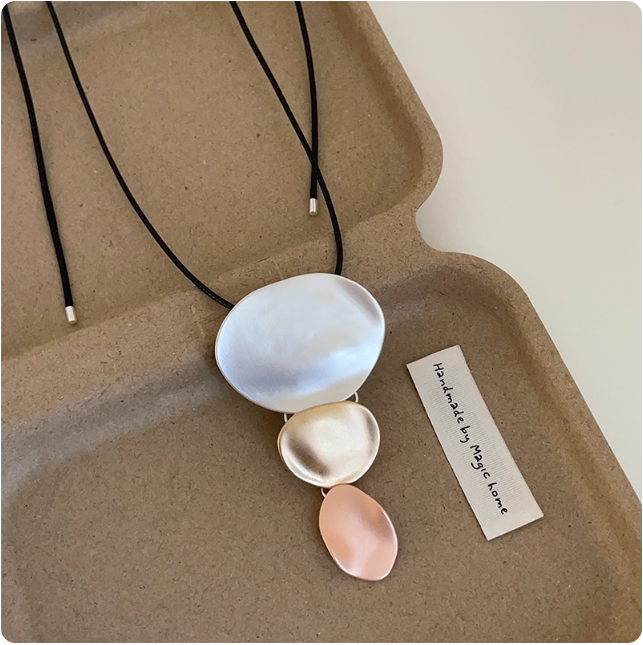 Collier moderne à pendentifs géométriques
