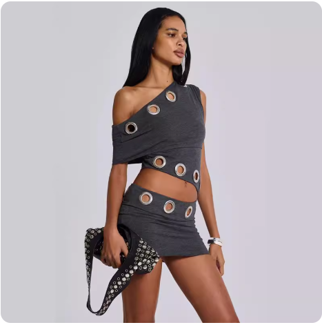 Robe moulante asymétrique avec œillets