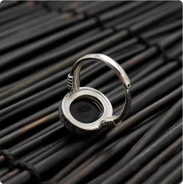 Bague en argent avec pierre d’onyx