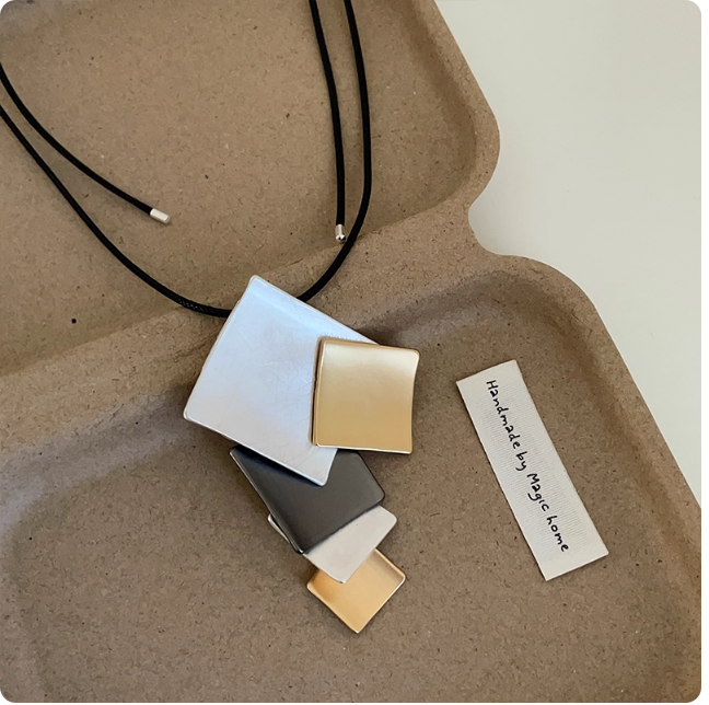 Collier moderne à pendentifs géométriques