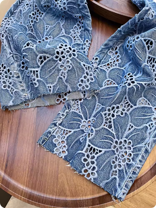 Jean brodé en dentelle florale