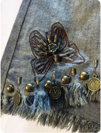 Short en jean avec broderies papillon