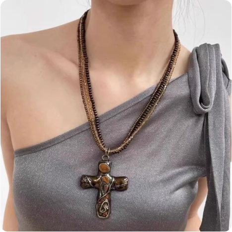Collier multi-rangs à croix dorées
