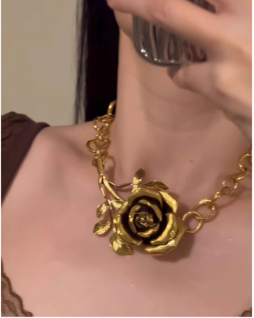 Collier rose doré