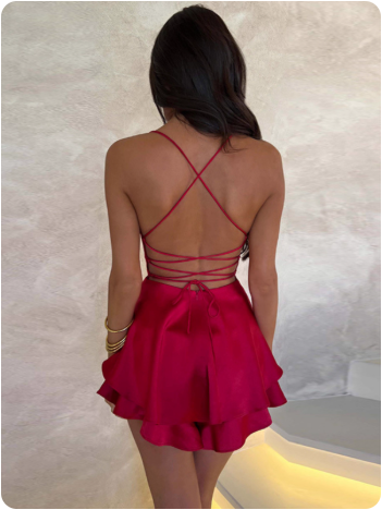 Robe courte rouge satinée