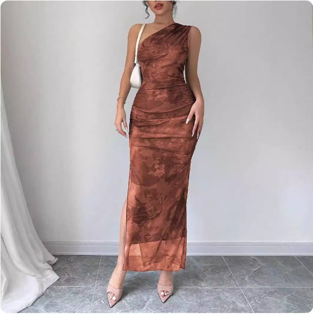 Robe longue asymétrique en satin marron
