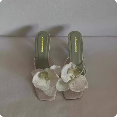 Sandales à talon roses avec orchidée