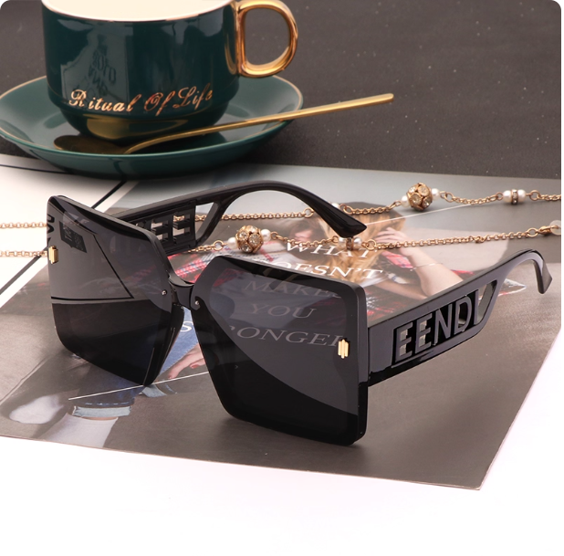 Lunettes de soleil carrées stylées